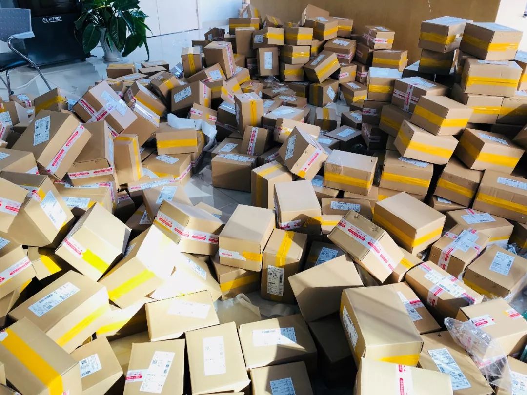 多了不说,给大家看看我们在"旺~旺~福袋"打包现场的实录: 旋转跳跃我