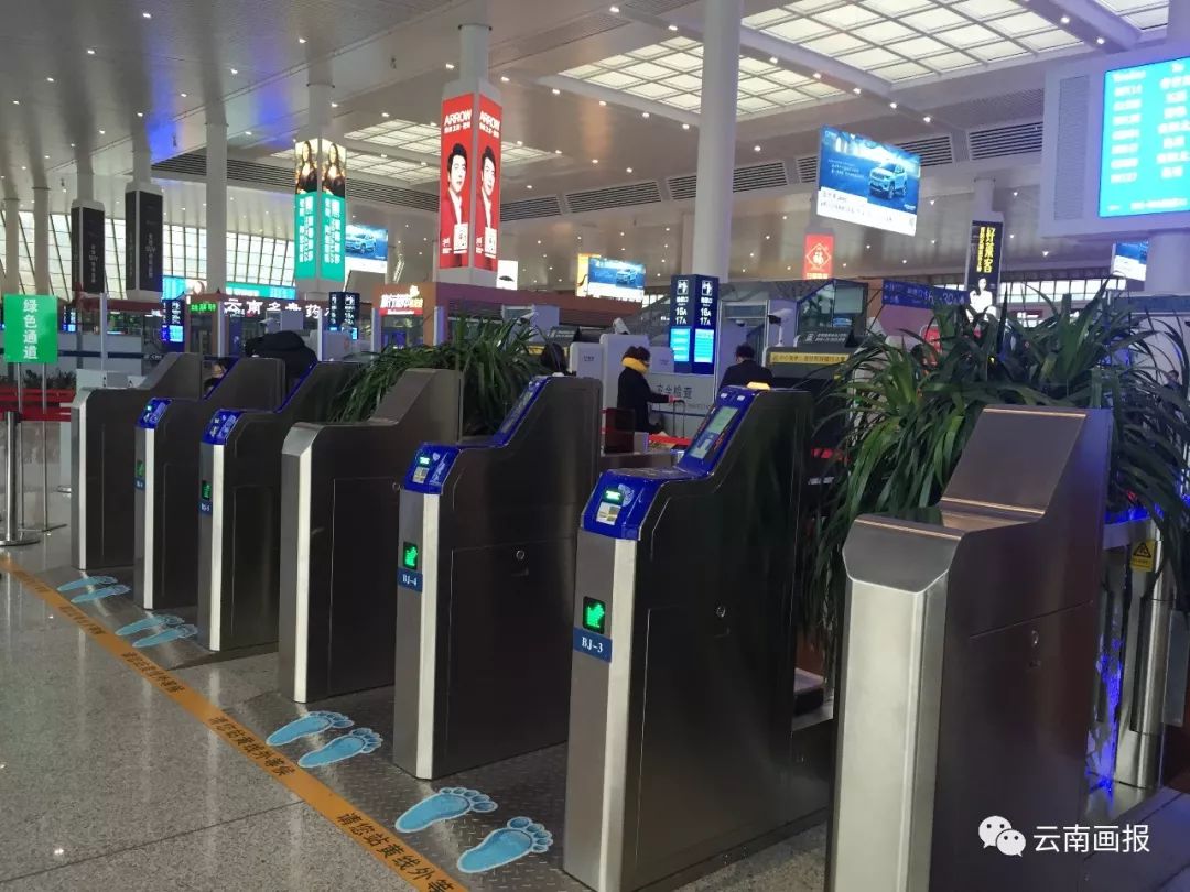 打开新浪新闻,查看更多打开新浪新闻,查看更多昆明南站西进站口是旅客