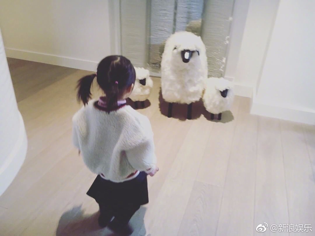 周杰伦ins晒爱女照片小周周身穿羊毛款外套梳着冲天炮马尾