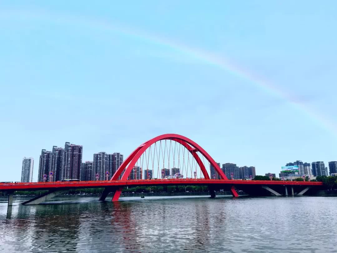 编号23:《彩虹桥与彩虹》刘江编号24:《凯丽景湖》凡松编号25:《夕阳
