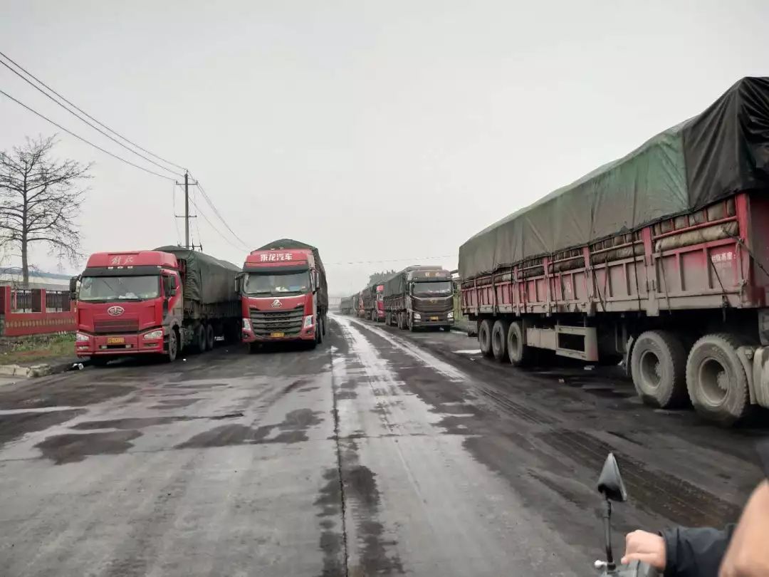 平果工业园区6号路这段路成了大货车的停车场