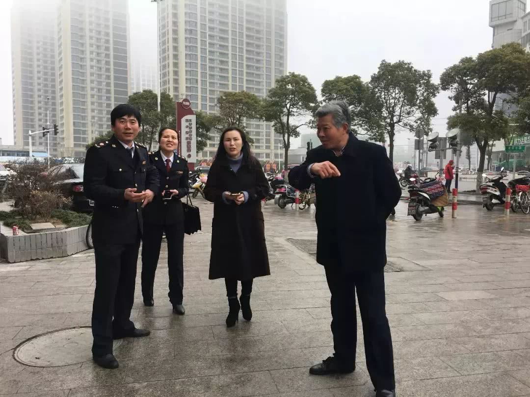 县政协副主席桑圣权视察了文明交通行动,红盾志愿者活动,法制宣传志愿