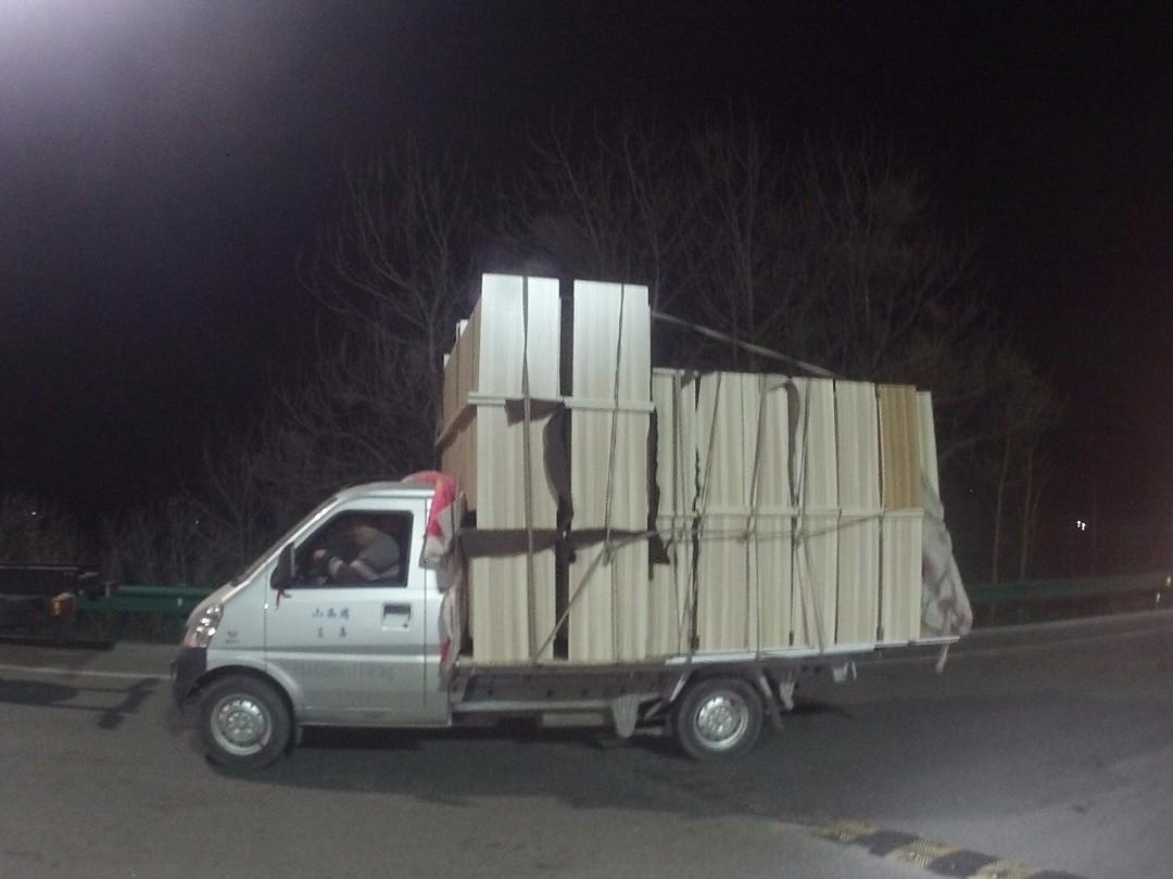 这个小货车肚量小胆量大高速路上被查处