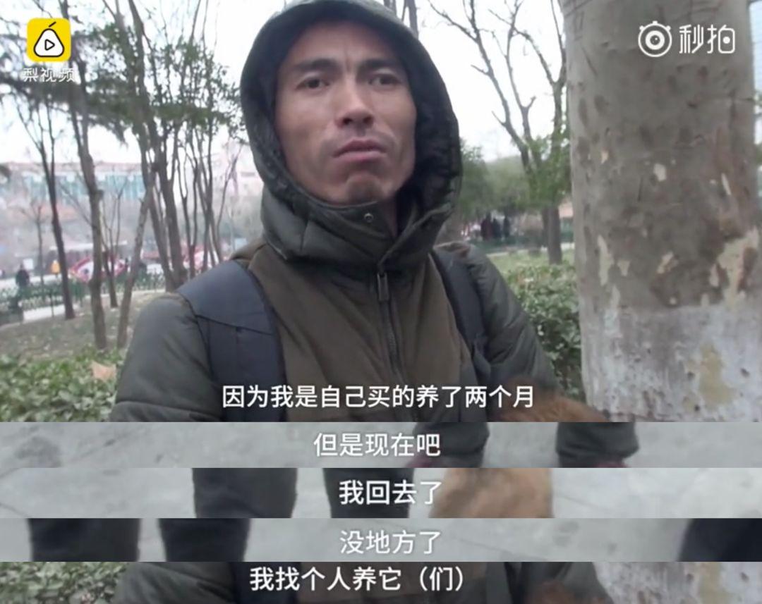 中年男人当街痛哭: 如果不是生活太苦, 谁又愿意在人前流泪?