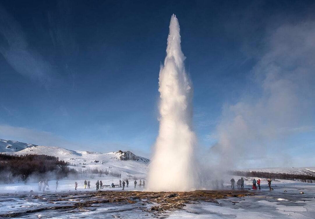 世界上最强大的自然喷泉射出了60米高度胆小的都不敢靠近