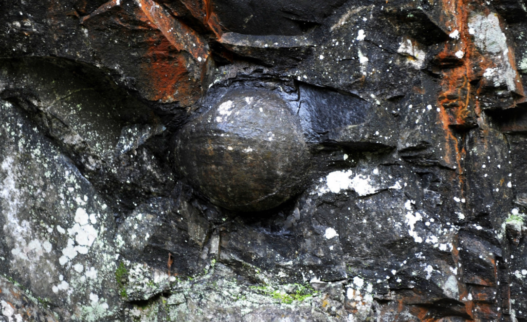 贵州山中出现会"下蛋"的石头,30年下一次,悬赏50万却无人破解