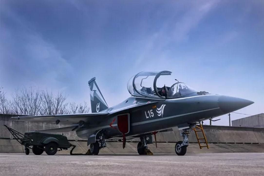 l15猎鹰教练机于2001年2月正式批准立项,01架原型机安装捷克的dv-2s