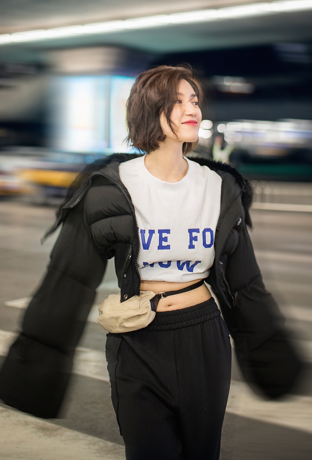 苏青机场街拍表情鬼马 羽绒服上身潮范儿十足