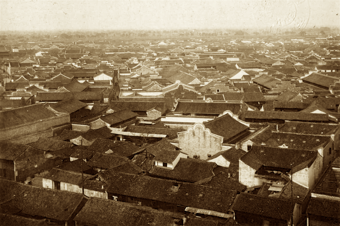 一直以汇集稻香村,乾泰祥,黄天源等多家名优特色的百年老店而名满天下