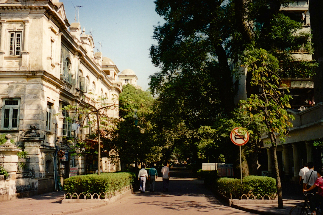 沙面岛位于广州市区西面,珠江白鹅潭畔,是广州著名的外事游览区和历史