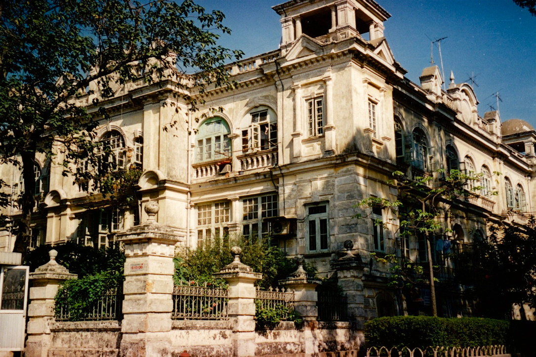 沙面岛位于广州市区西面,珠江白鹅潭畔,是广州著名的外事游览区和历史