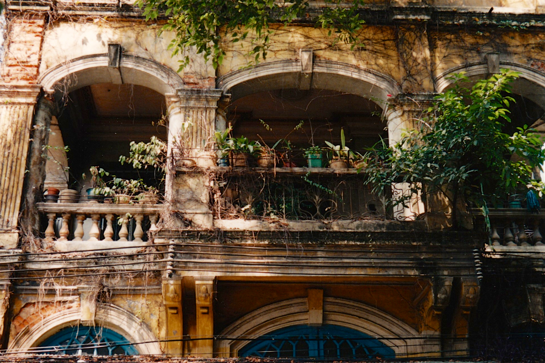 沙面岛位于广州市区西面,珠江白鹅潭畔,是广州著名的外事游览区和历史
