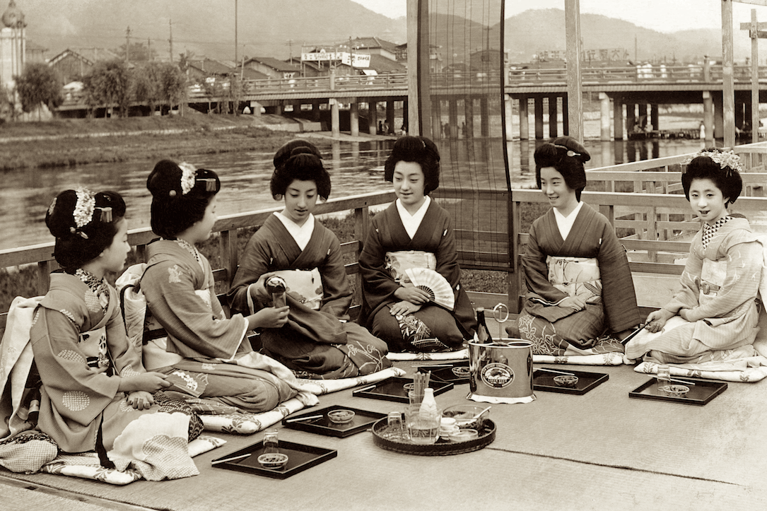 正在喝麒麟啤酒的日本艺伎;拍摄于1920年代.