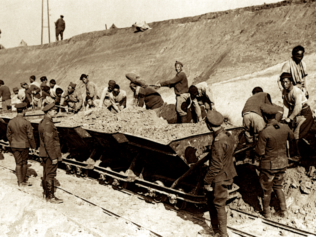 挖战壕修铁路清战场一战期间中国劳工
