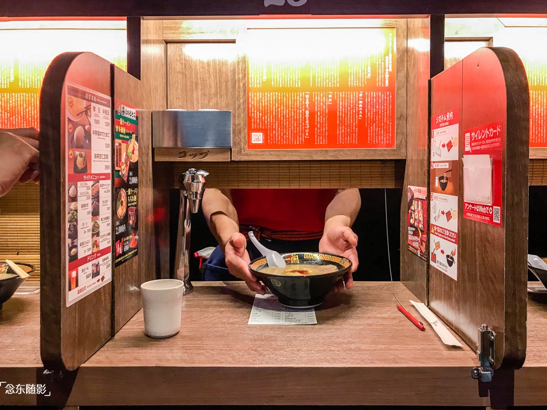 日本旅行体验网红拉面的正确姿势:喝干面汤喝出碗底的那句话|拉面|面汤|姿势|旅行|座位_新浪新闻