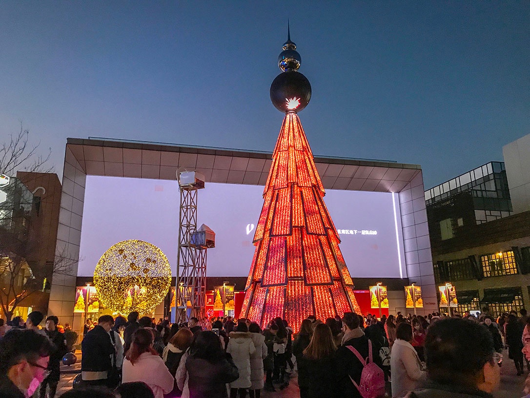 潮男潮女北京三里屯跨年迎新 不畏寒冷