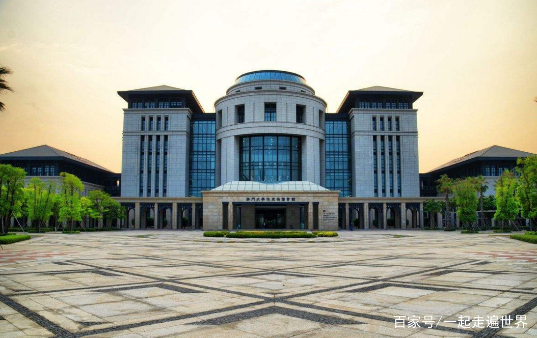 澳门大学的前身并不是公立性质,而是私立性质,它的前身名叫私立东亚