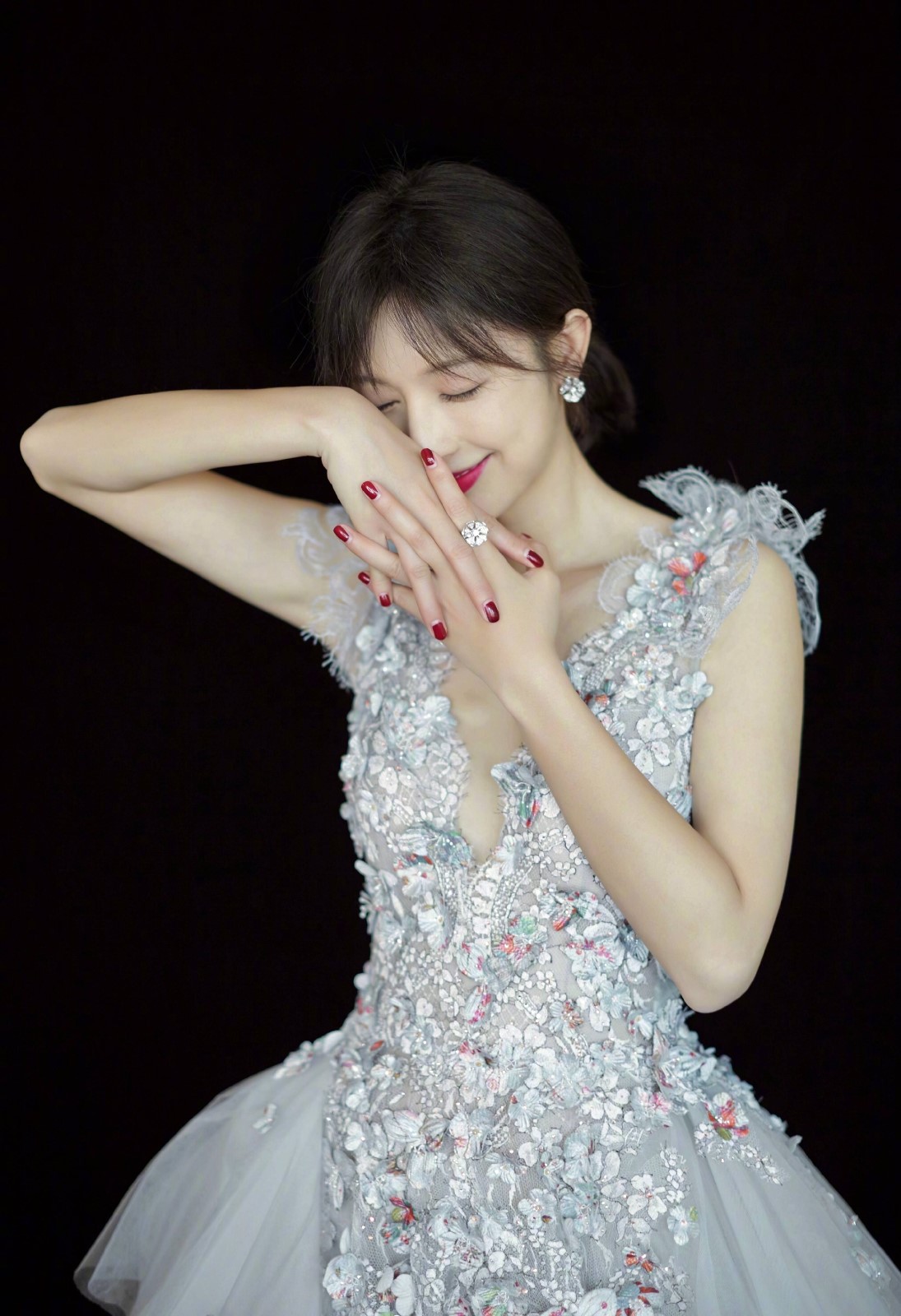 张俪挑战范冰冰穿性感深v连衣裙,网友:干瘪和丰腴,一目了然!