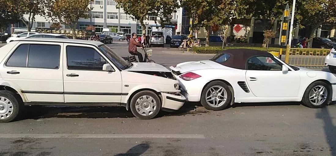 老捷达撞上了敞篷保时捷,捷达车主下车后笑着说:破车不值钱