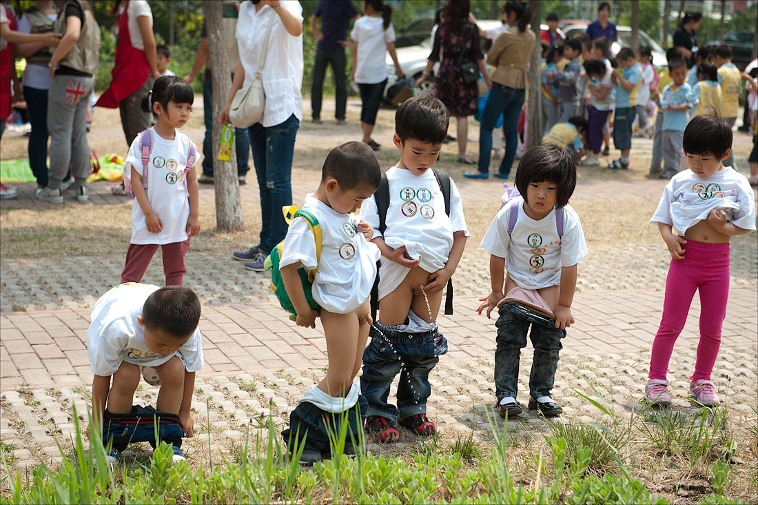 拥挤的公交车上,美女感觉背后热乎乎的,扭头一看脸都绿了