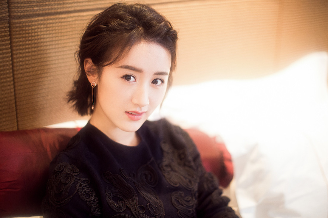 袁冰妍俏丽短发写真曝光 暴露"小吃货"本性