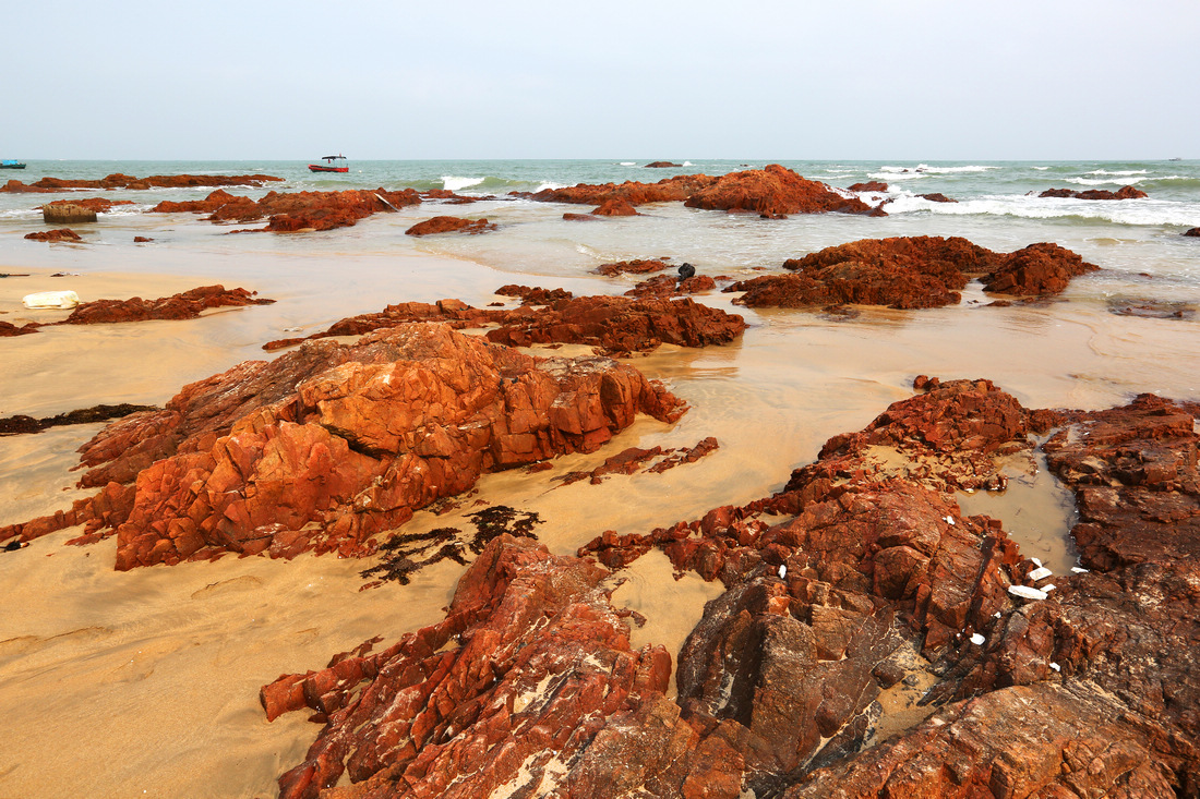 海南这片海滩:礁石都是红褐色,美得摄人心魄!