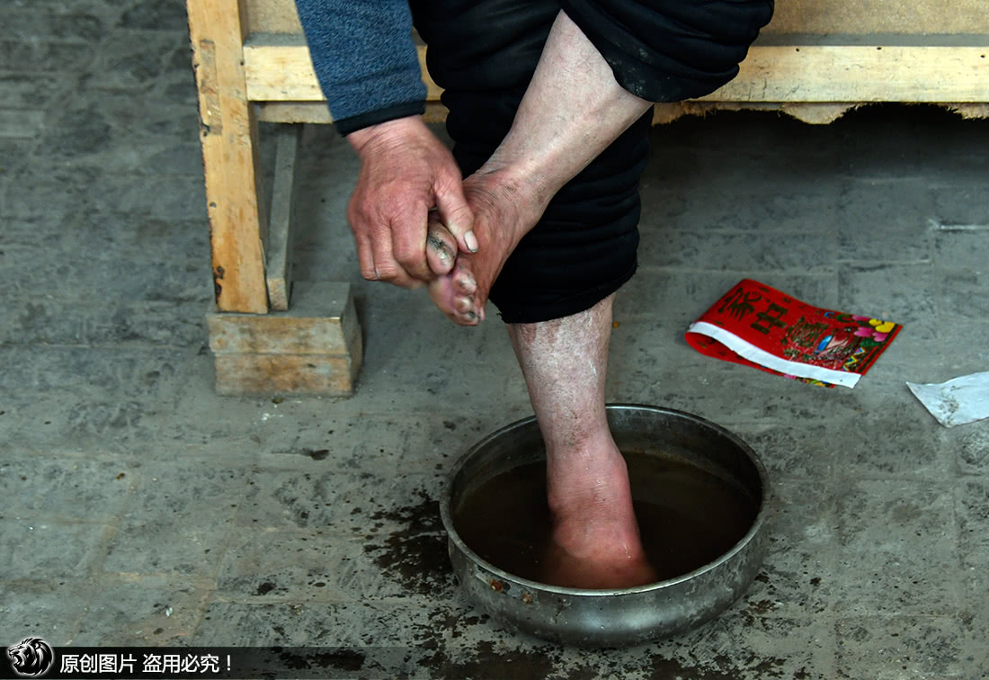 农民光脚踩碎玻璃渣从小不穿鞋 被称"赤脚大仙"表演一次赚千元