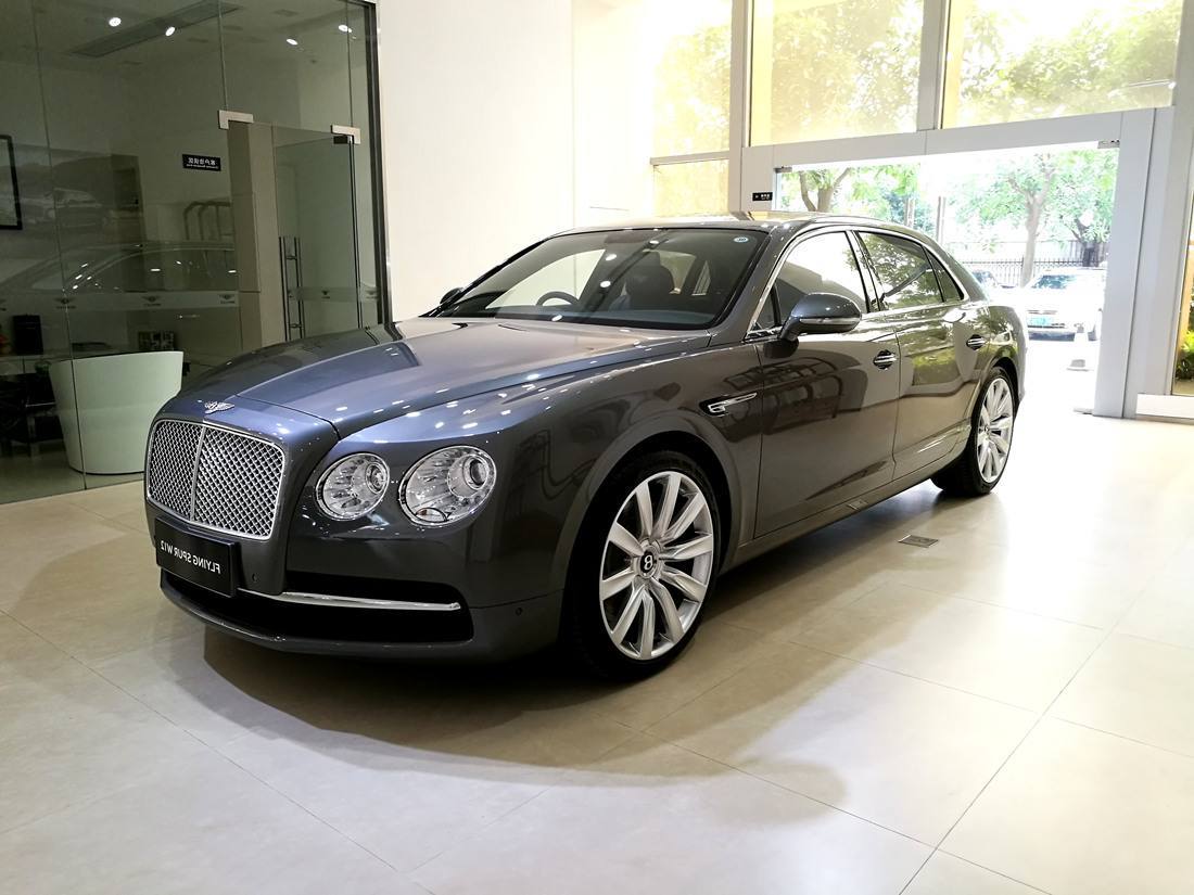 香港版的宾利飞驰v12s和内地的差别不大,仅仅是方向盘在右边.