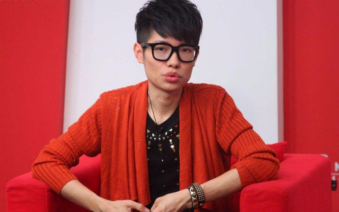 并且在快男走出来的歌手中,李行亮的颜值并不高,他的成功可以说完全是