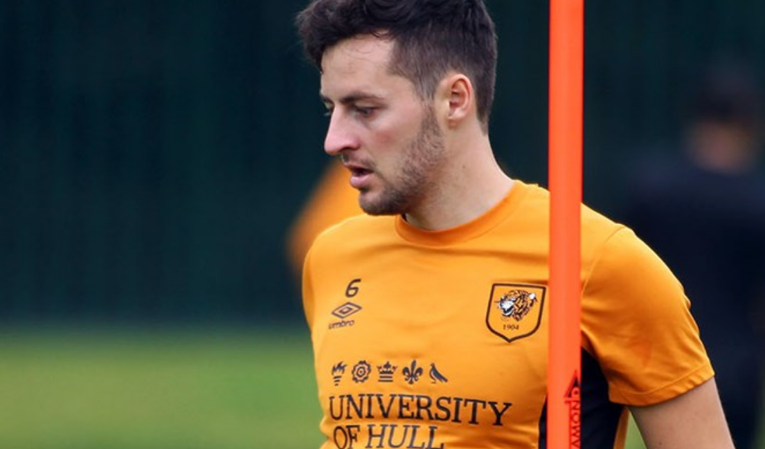 据赫尔城官网报道,在2017年1月与切尔西的比赛中头部受伤的瑞恩-梅森