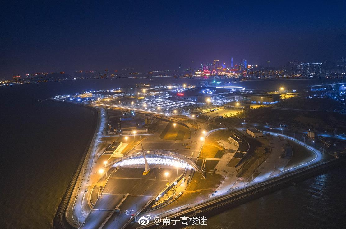 港珠澳大桥亮灯调试,宛如海上发光巨龙![赞]