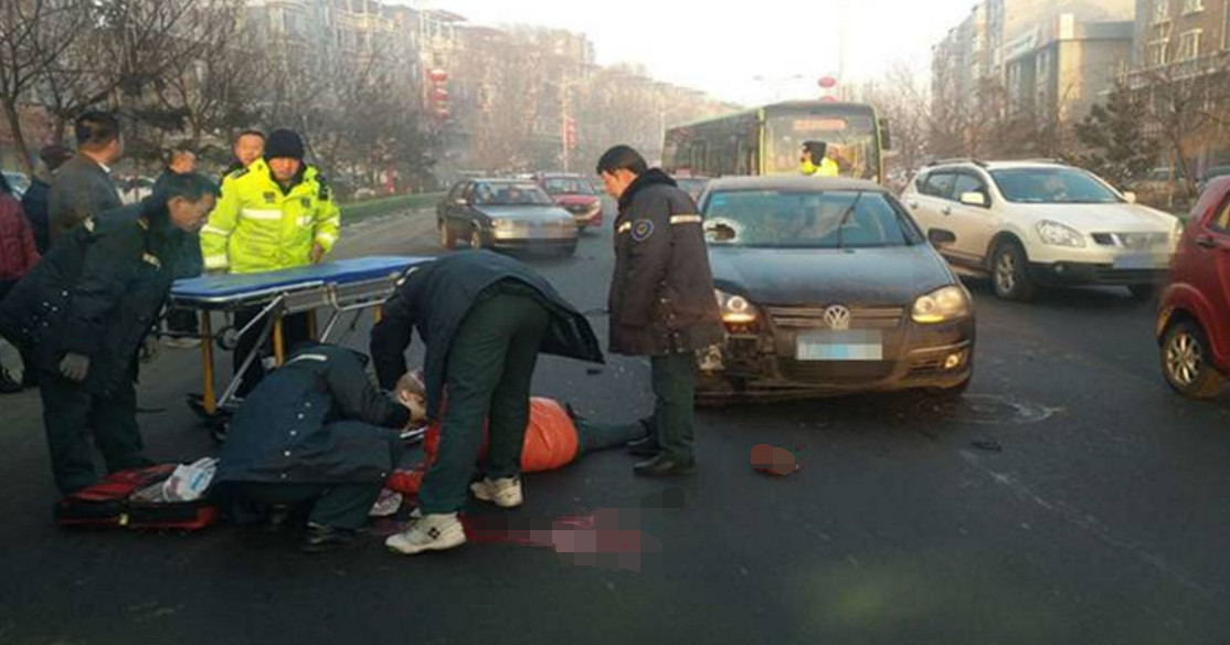 辽源一路口发生车祸 行人被撞飞10余米