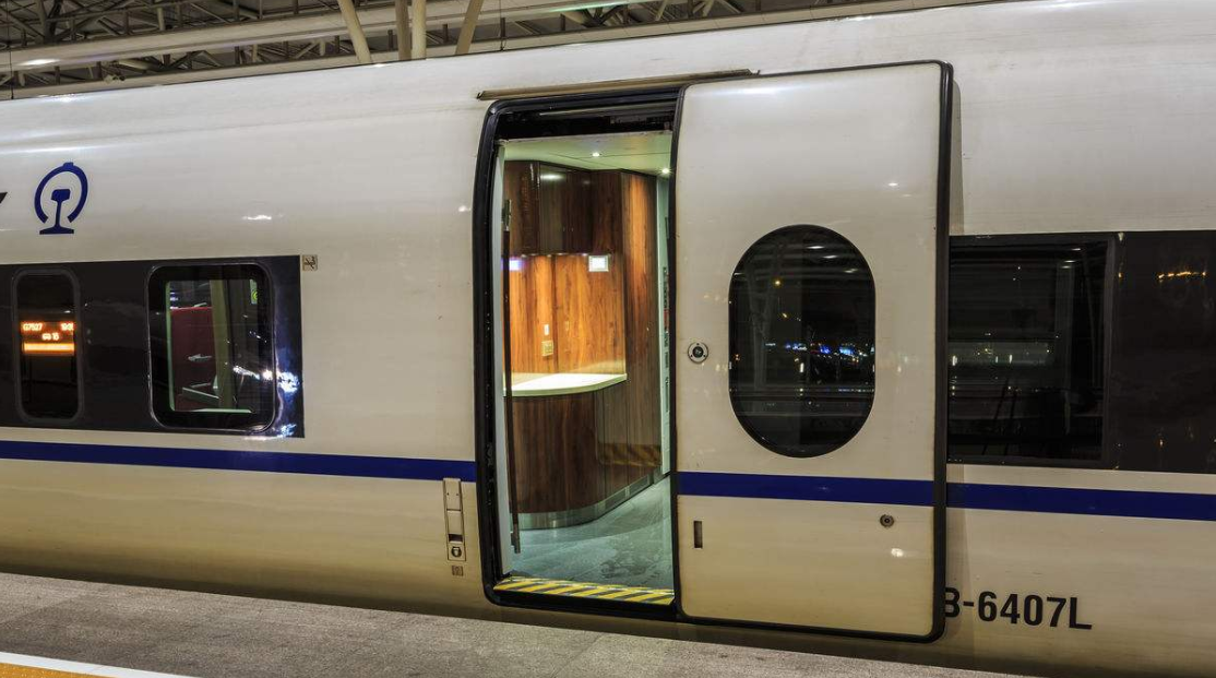 "老公请等等,我在高铁上扒车门"