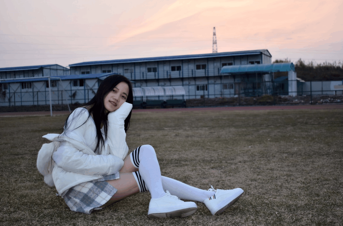 春暖花开小女友穿起过膝袜彰显青春活力