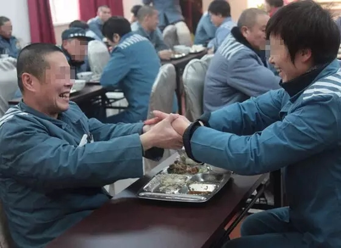 不过这种极端做法非常不可取,蹲号子是免不了了,等待他的将是里边比酒