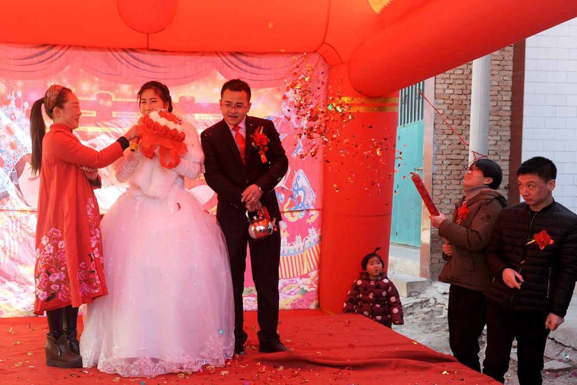 农村婚礼女司仪嘴巴溜,幽默土话逗笑了全村人