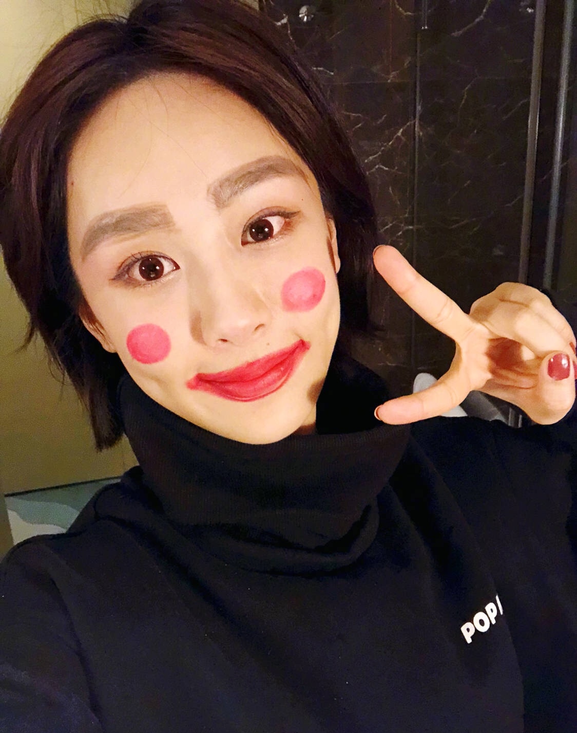 红脸蛋配粗眉毛,外加厚嘴唇,这"精致的妆容"简直折服了一众网友!