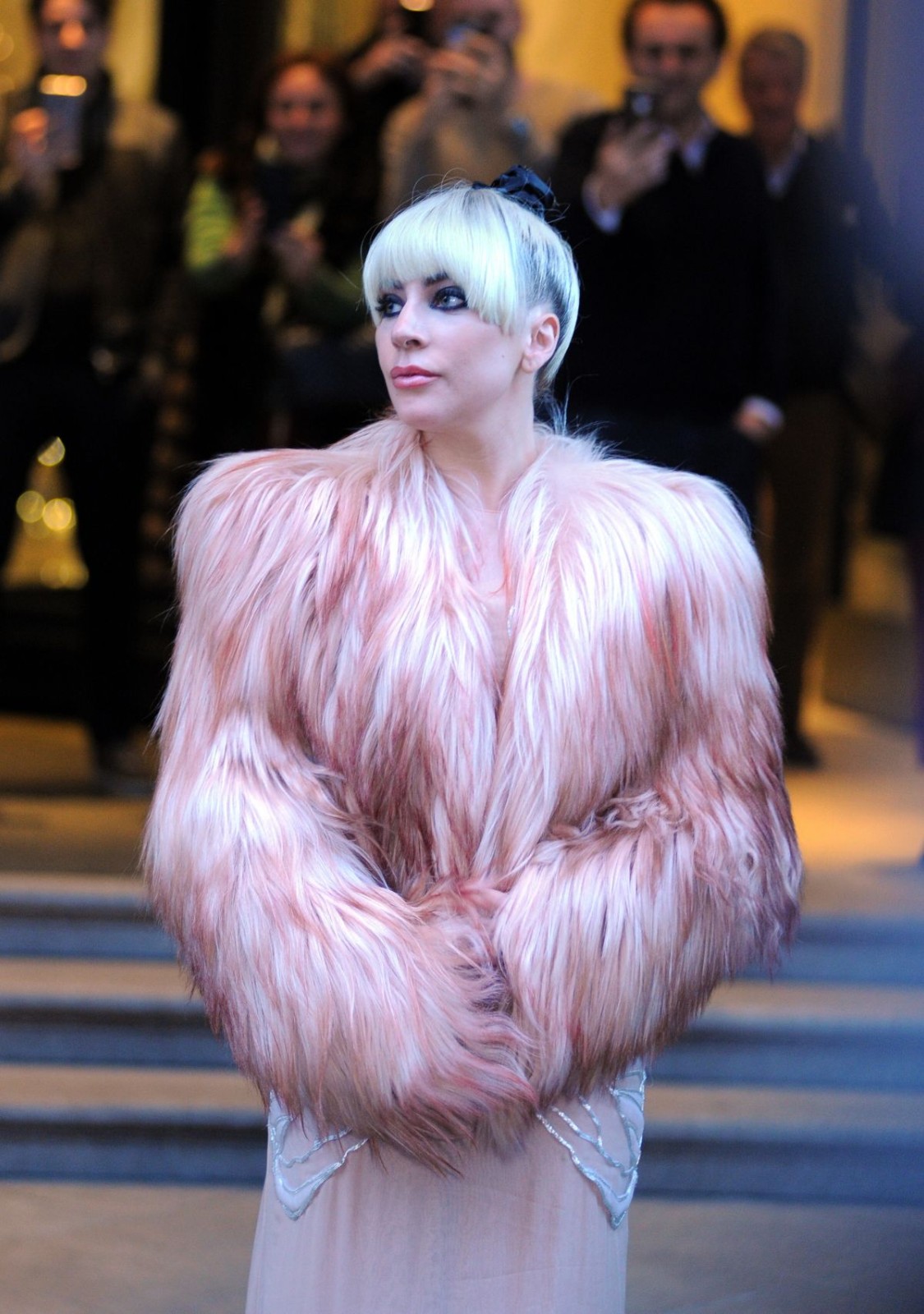 32岁lady gaga皮草加身现身,个性十足,展现不羁魅力!