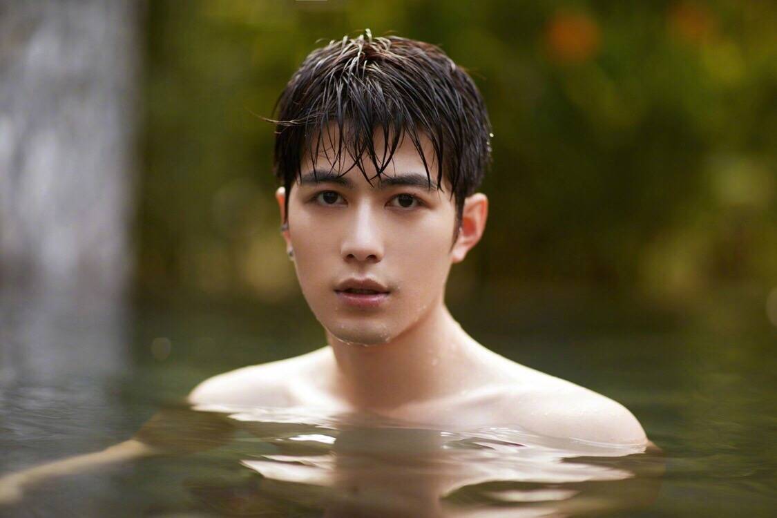 陈学冬晒照秀腹肌,当粉丝为他p上衣服后,画风突变