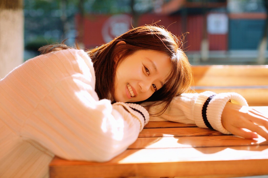 一股轻灵之气肌肤娇嫩神态悠闲美目流盼桃腮带笑