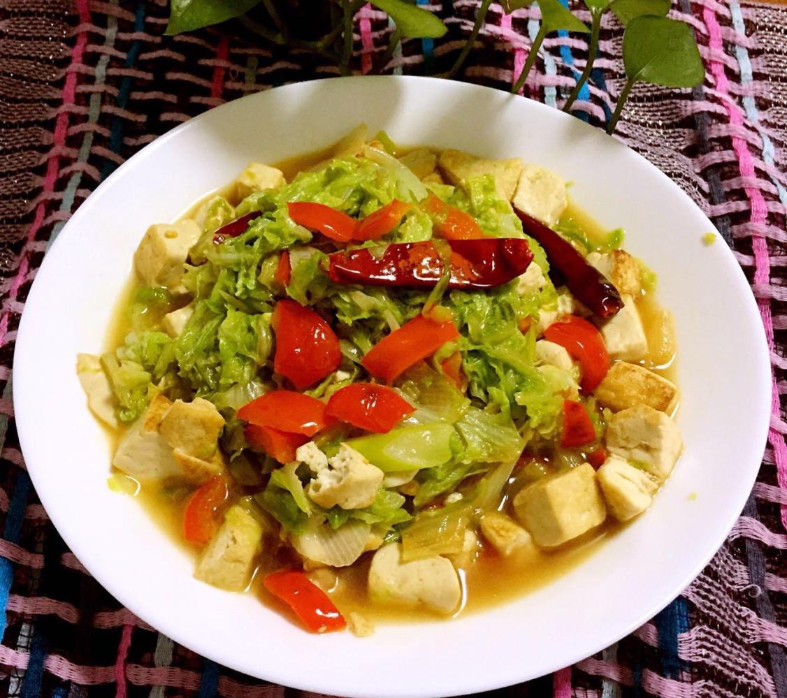 白菜炒豆腐冬天在山东白菜是当家菜经常上餐桌美味又营养