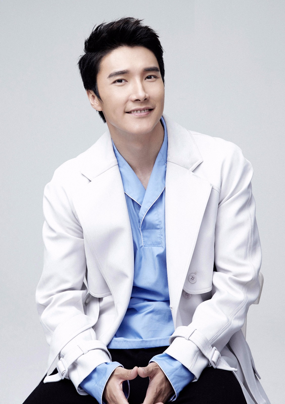 影视女魔头/图集报道:男星李泰白色风衣帅气开撩 捂嘴捏耳朵卖萌