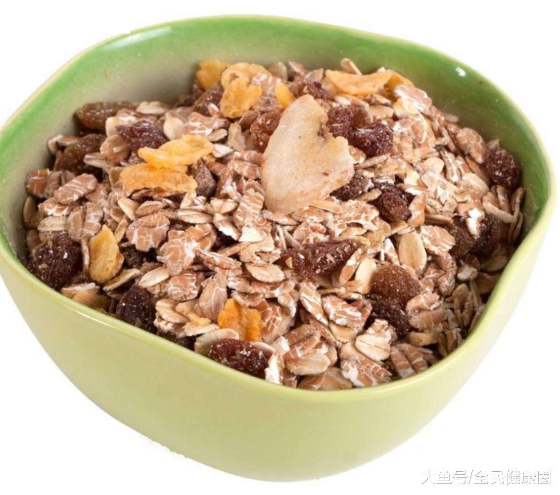 这五类食物过期还可以吃你知道吗! 特别牛奶原来这样还是可以喝!|过期|牛奶|麦片_新浪新闻