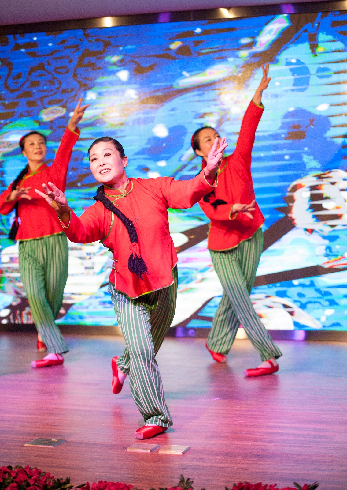 合肥社区六十多岁大妈跳芭蕾舞成网红