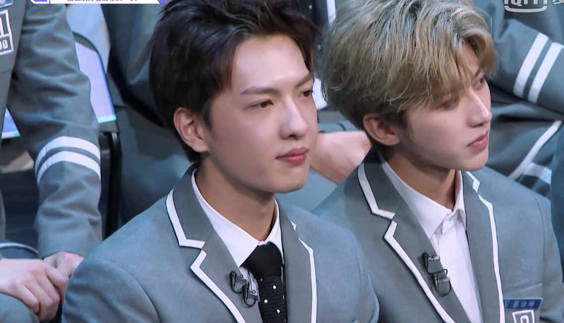 董岩磊哭成泪人,蔡徐坤贴心帮他擦眼泪,这两人同框好暖