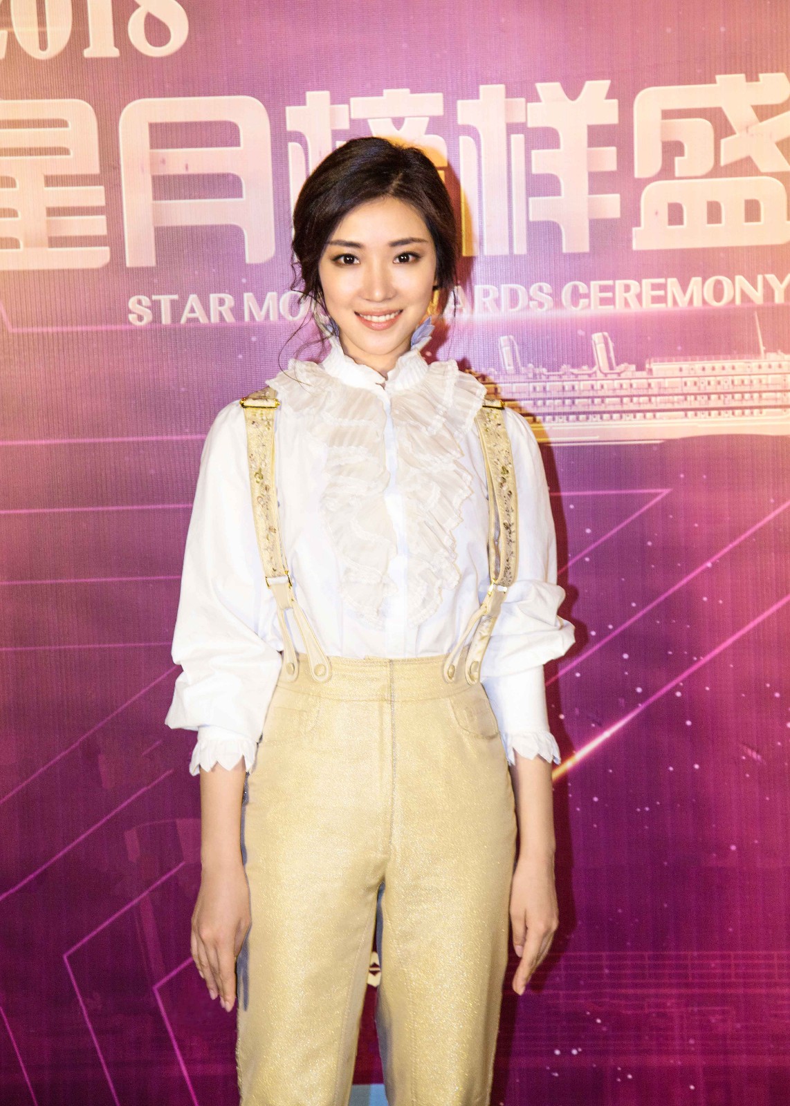 菅纫姿摩登复古风出席活动 摘得年度飞跃演员奖演技获肯