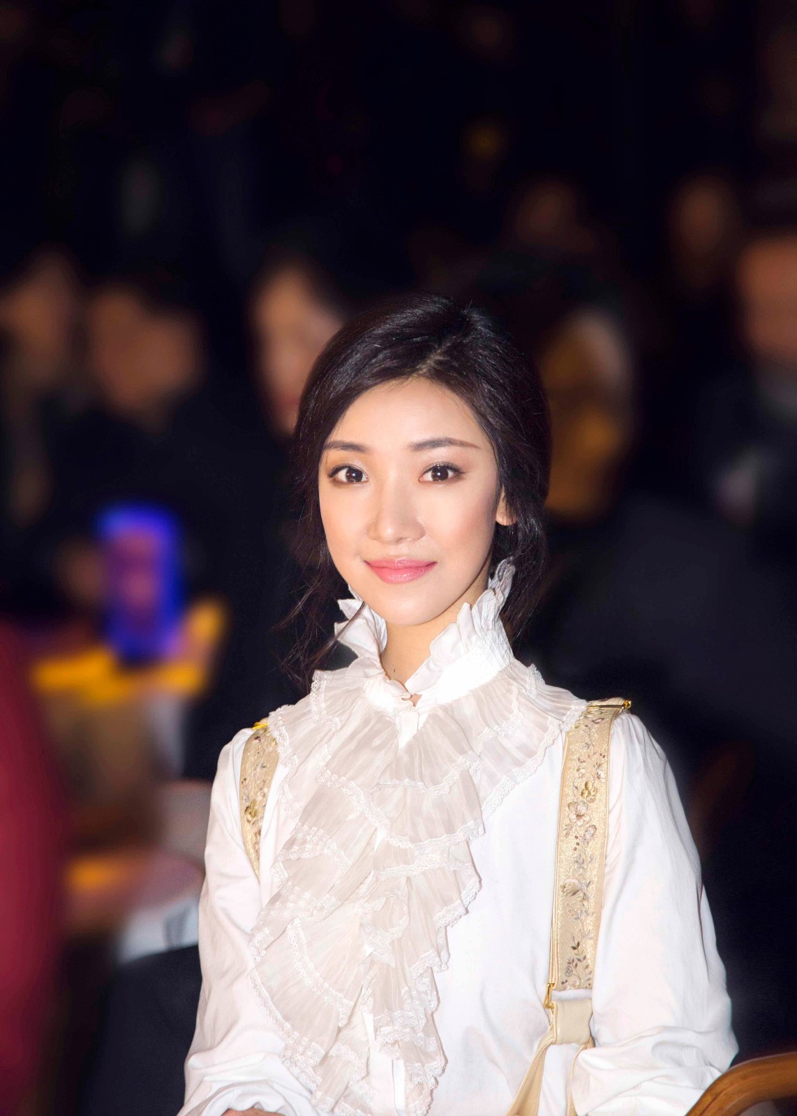 菅纫姿摩登复古风出席活动 摘得年度飞跃演员奖演技获肯