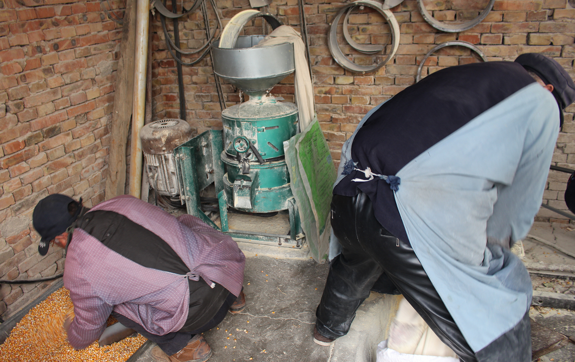 加工玉米面的小磨坊