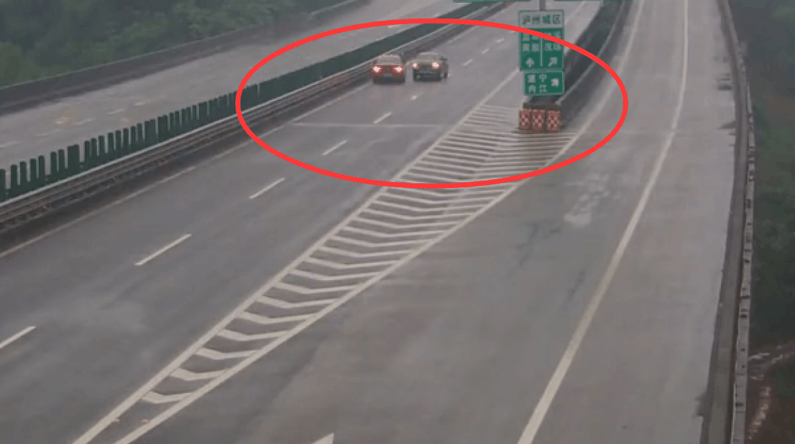 为了贪图方便,同时抱着一颗侥幸心理,毅然在高速路上倒车行驶