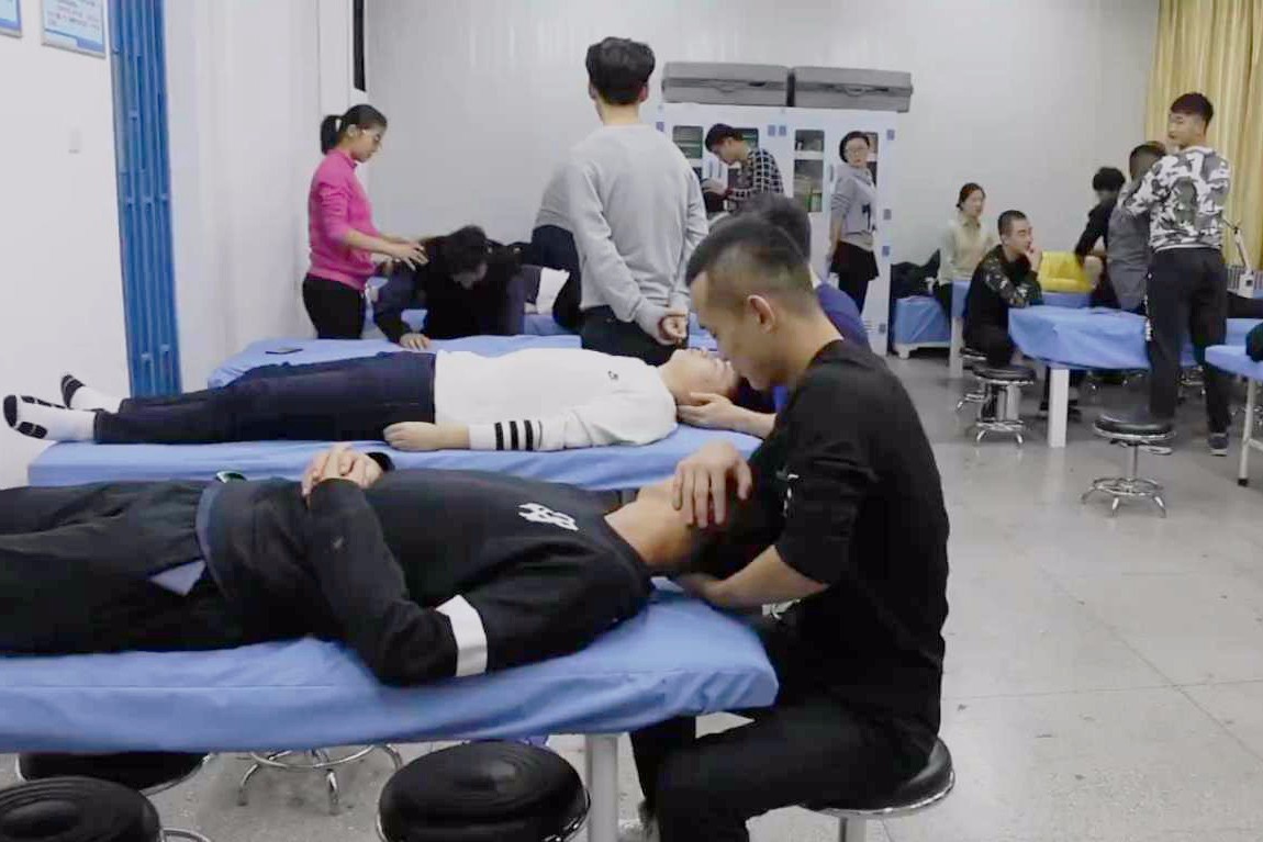 在新疆石河子大学,为了让同学们在一般创伤中解除痛苦,学校特地开设了